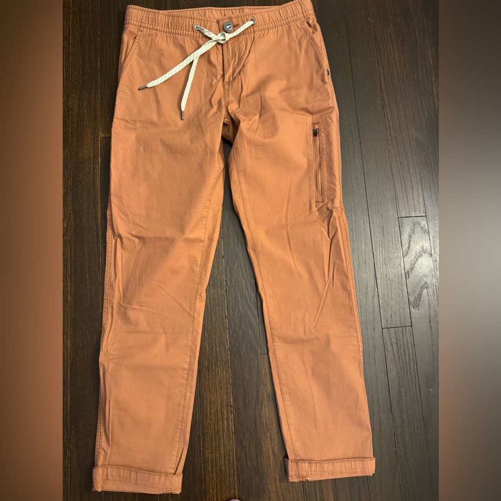 NWOT vuori ripstop never worn. color isn’t available it’s a terra-cotta color